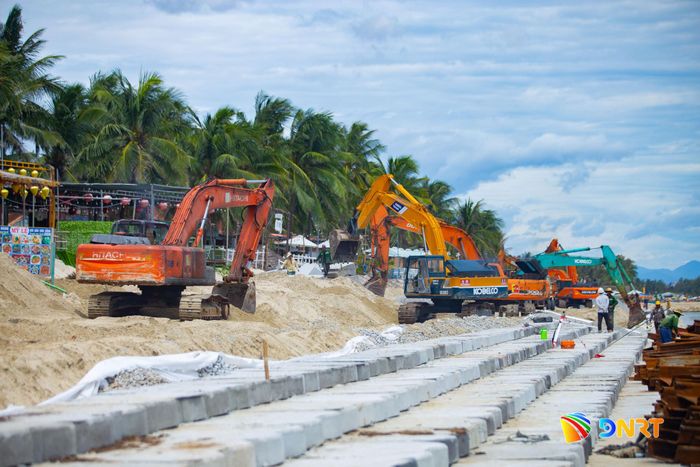 Dự án đầu tư xây dựng kè bờ nhằm ngăn chặn tình trạng xói lở bờ biển Hội An. Ảnh: BẢO LÂM