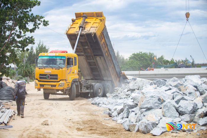 Theo ghi nhận vào ngày 19/8, các nhà thầu đang huy động tối đa máy móc và đồng loạt triển khai các mũi thi công dọc theo tuyến bờ kè. Ảnh: BẢO LÂM