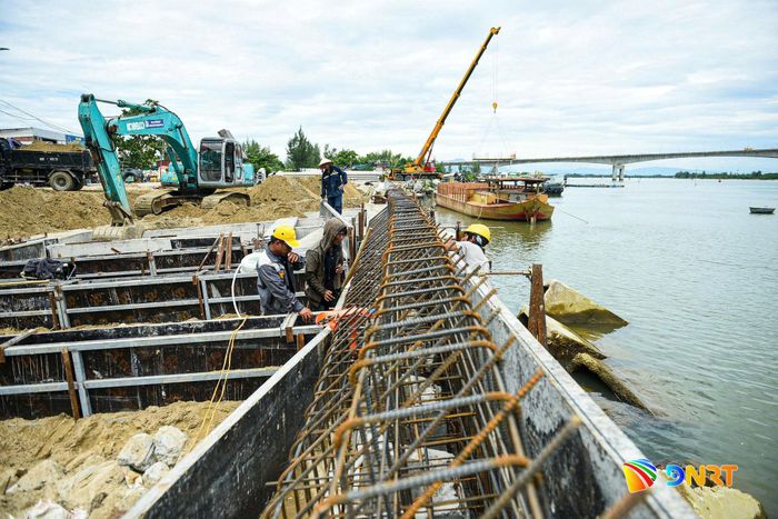 Công trường dự án kè An Lương đang được đẩy nhanh tiến độ để hoàn thành trước mùa mưa bão năm 2026. Ảnh: BẢO LÂM