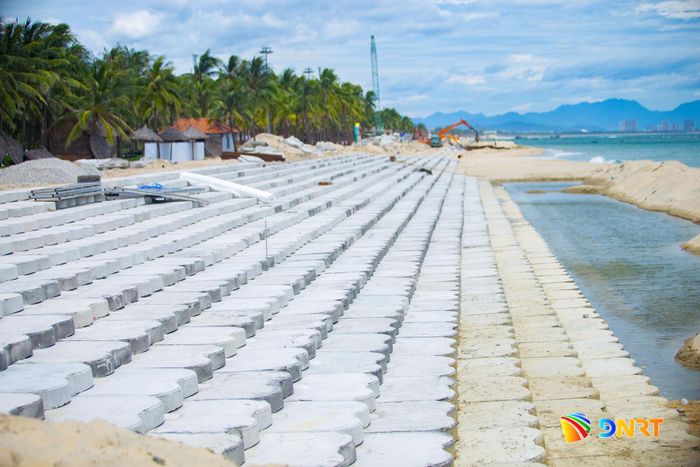 Các cấu kiện bê tông được lắp đặt thành từng lớp, tạo thành tuyến kè bảo vệ bờ trước tác động của sóng biển. Ảnh: BẢO LÂM
