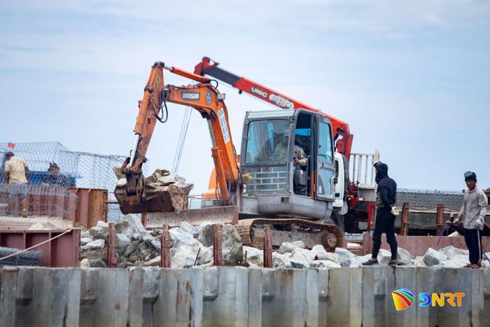 Đoạn 1 tuyến kè An Lương dài khoảng 921m, kéo dài từ khu vực bến tạm dự án AFD, chân cầu Cửa Đại đến triền đà hiện trạng. Ảnh: BẢO LÂM