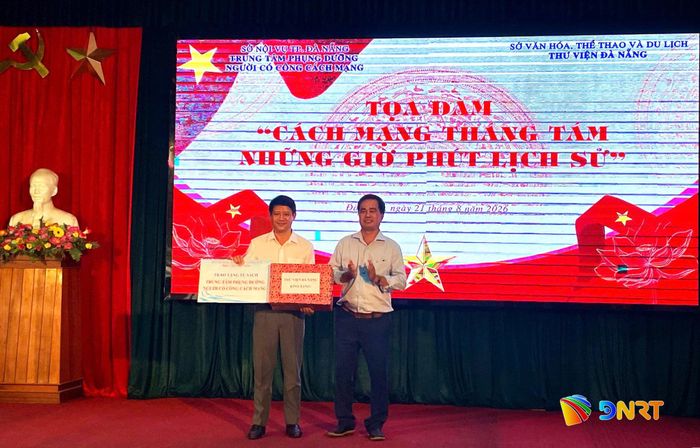 Thư viện Đà Nẵng tặng tủ sách và những phần quà tri ân đến Trung tâm Phụng dưỡng người có công cách mạng thành phố. Ảnh: LAM PHƯƠNG