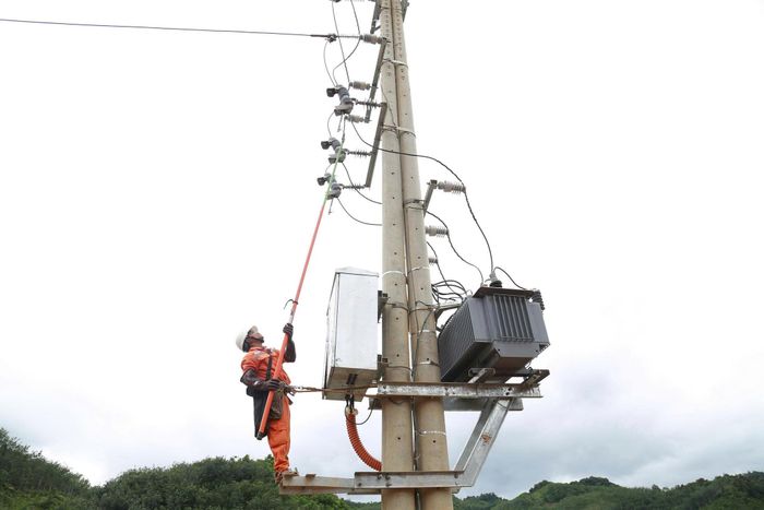 Nghiệm thu, đóng điện tại Trường Phổ thông nội trú liên cấp Tiểu học - THCS xã Tây Giang. Ảnh: Công ty Điện lực Đà Nẵng