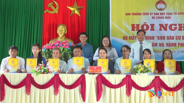 Đại diện thôn, hộ gia đình ký cam kết thực hiện các tiêu chí trong mô hình. Ảnh: GIANG BIÊN