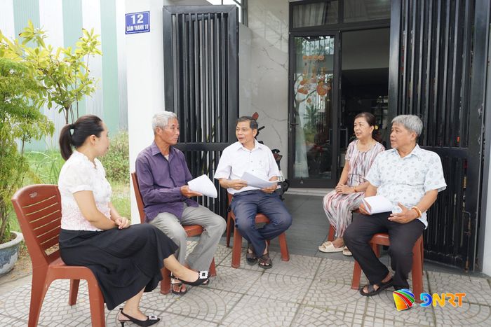 Ban công tác Mặt trận Tổ dân phố Xuân Thiều 1, phường Hải Vân tuyên truyền công tác bảo đảm trật tự đô thị, an toàn giao thông và an sinh xã hội. Ảnh: LÂM VIÊN - TƯỜNG VY