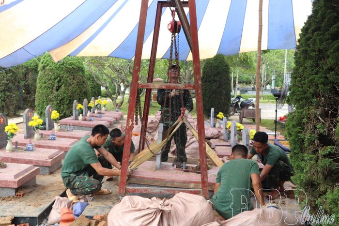 Lực lượng chức năng áp dụng sáng kiến Ba lăng xích vào việc nâng nắp mộ, giảm nhân lực, tạo thuận lợi cho việc lấy mẫu và hoàn nguyên phần mộ.