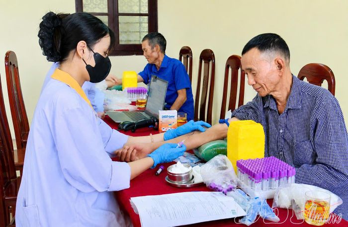 Thân nhân gia đình liệt sĩ tham gia lấy mẫu sinh phẩm với mong muốn khoa học sớm tìm lại được tên tuổi, quê quán cho người thân.