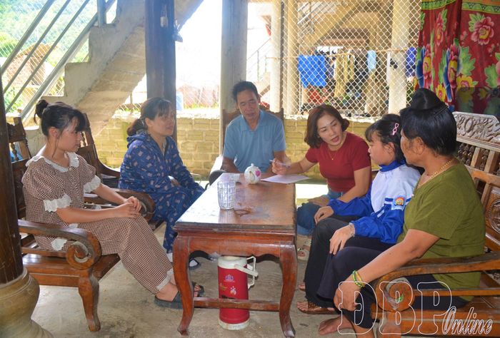 Giáo viên Trường PTNT Tiểu học và THCS Sam Mứn tới nhà tìm hiểu hoàn cảnh, hỗ trợ gia đình học sinh hoàn thiện thủ tục đăng ký sinh hoạt nội trú.