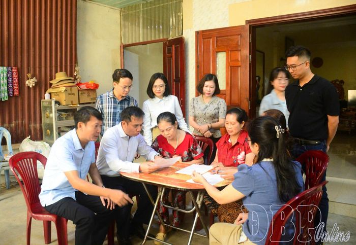 Ban Chỉ đạo Giải phóng mặt bằng phường Điện Biên Phủ tuyên truyền người dân vùng dự án Tổng thể đầu tư xây dựng Trung tâm Thể dục thể thao tỉnh Điện Biên ký cam kết bàn giao mặt bằng.