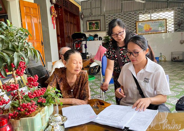 Cán bộ phường Mường Thanh thông tin đến người dân các chính sách giải phóng mặt bằng dự án Khu đô thị mới Bắc Hồng Cúm, phân khu A.