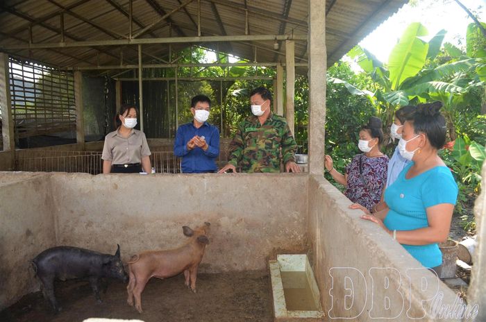 Người dân xã Thanh An tham gia tập huấn phòng trị bệnh cho lợn.