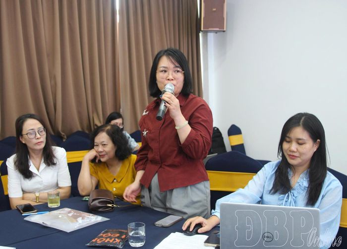 Đại biểu tham gia ý kiến xây dựng tài liệu “Hướng dẫn hỗ trợ, kết nối dịch vụ và chuyển gửi người bị bạo lực trên cơ sở giới tại cộng đồng tỉnh Điện Biên”.