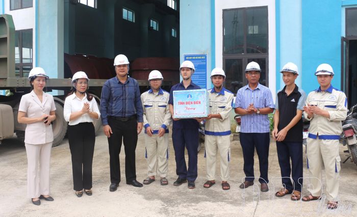 Phó Chủ tịch Thường trực UBND tỉnh Lò Văn Cương tặng quà động viên tập thể cán bộ, kỹ sư và công nhân đang trực tiếp vận hành, khắc phục sự cố tại Nhà máy Thủy điện Mường Mươn.