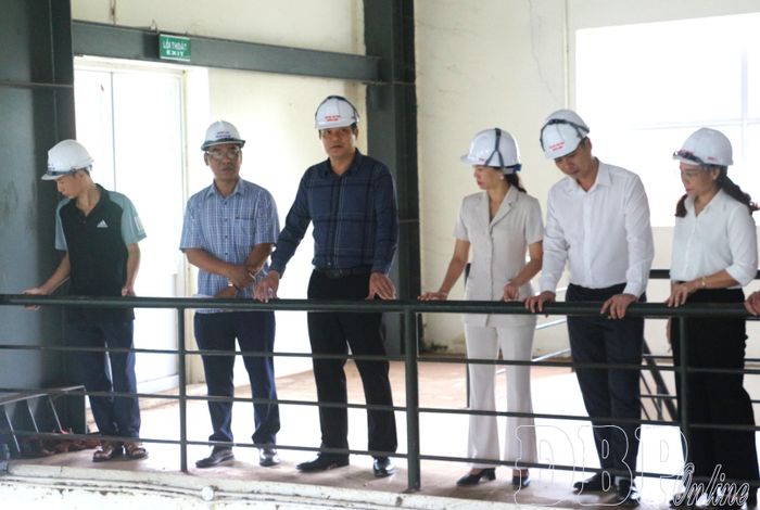 Phó Chủ tịch Thường trực UBND tỉnh Lò Văn Cương kiểm tra hiện trường tại Nhà máy Thủy điện Huổi Vang.