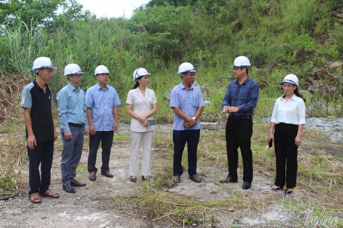 Phó Chủ tịch Thường trực UBND tỉnh Lò Văn Cương kiểm tra hiện trường khắc phục sự cố tại Nhà máy Thủy điện Mường Mươn.