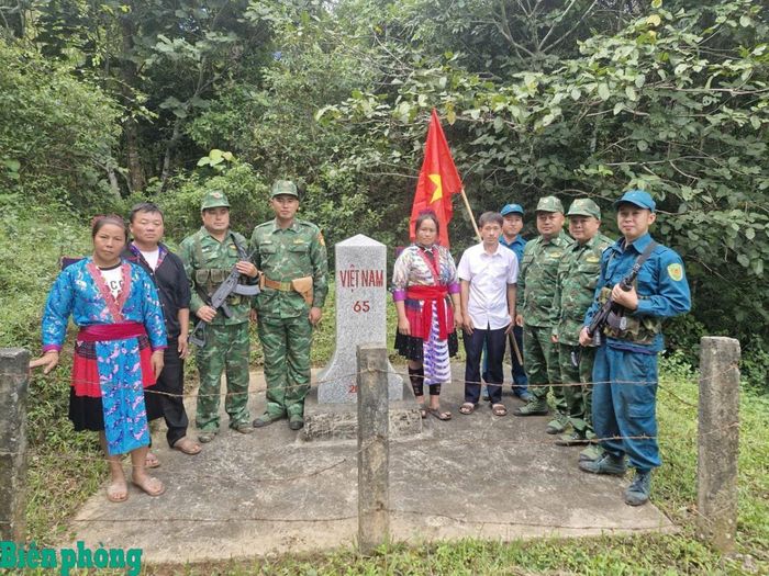 Cán bộ, chiến sĩ Đồn Biên phòng Si Pa Phìn phối hợp với lực lượng dân quân và nhân dân xã Mường Chà tuần tra, bảo vệ đường biên, mốc giới. Ảnh: Văn Thắng