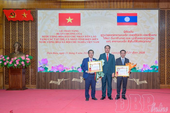 Đồng chí Pén Khăm Bụt Chăn Pheng, Ủy viên Trung ương Đảng Nhân dân Cách mạng Lào, Bí thư Tỉnh ủy, Chủ tịch HĐND tỉnh Bo Kẹo trao Huân chương Lao động hạng Ba cho các tập thể.
