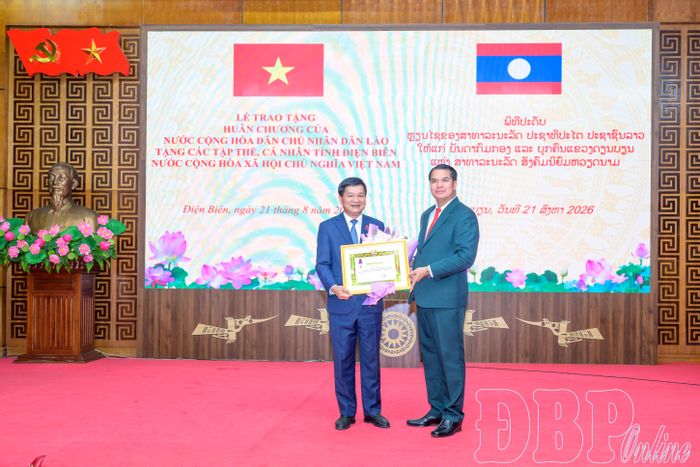 Đồng chí Lê Thành Đô, Phó Bí thư Thường trực Tỉnh ủy, Chủ tịch HĐND tỉnh nhận Huân chương Tự do hạng III của nước CHDCND Lào.