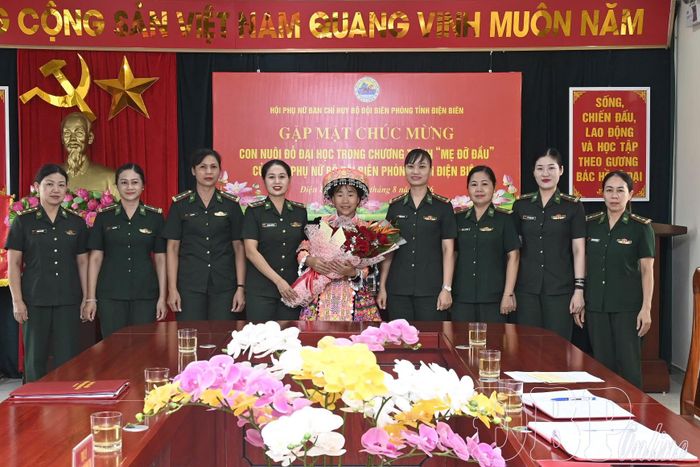 Hội Phụ nữ Ban Chỉ huy BĐBP tỉnh tặng quà chúc mừng con nuôi Sùng Thị Khoa.