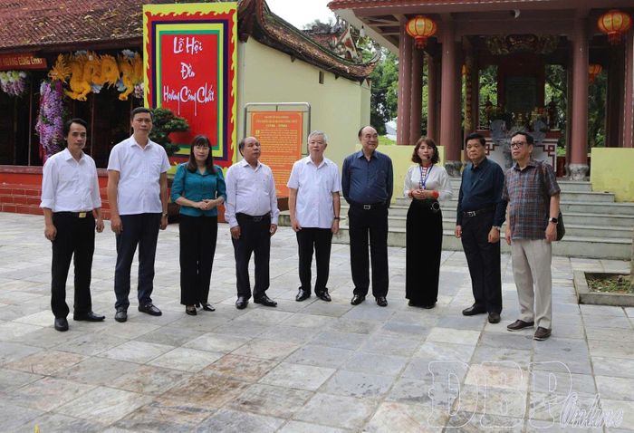Đoàn công tác nghe giới thiệu về Đền thờ Hoàng Công Chất.