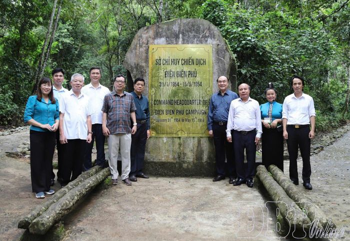 Đoàn công tác nguyên lãnh đạo UBKT Trung ương cùng các thành viên chụp ảnh lưu niệm tại khu di tích Sở Chỉ huy chiến dịch Điện Biên Phủ.