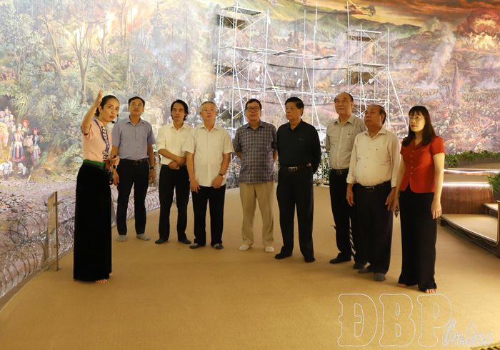 Đoàn công tác nguyên lãnh đạo UBKT Trung ương tham quan bức tranh panorama tại Bảo tàng Chiến thắng Điện Biên Phủ.
