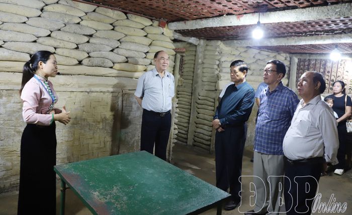Đoàn công tác tham quan hầm Đờ Cát.