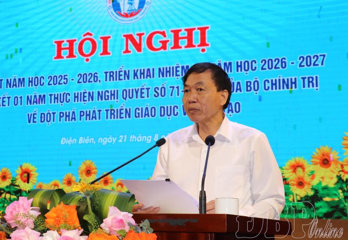 Phó Bí thư Tỉnh ủy, Chủ tịch UBND tỉnh Lê Văn Lương phát biểu tại hội nghị.