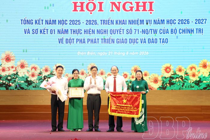 Sở Giáo dục và Đào tạo đón nhận Cờ thi đua của Bộ Giáo dục và Đào tạo.