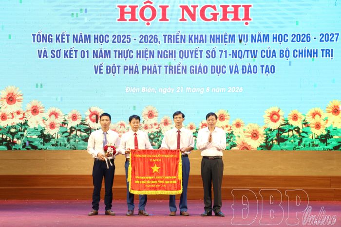 Chủ tịch UBND tỉnh Lê Văn Lương trao Cờ thi đua của Thủ tướng Chính phủ tặng Trường Trung học phổ thông Nà Hỳ.