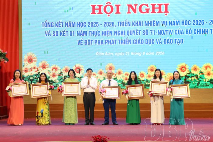 Chủ tịch UBND tỉnh Lê Văn Lương trao tặng Huân chương Lao động hạng Ba của Chủ tịch nước cho 7 cá nhân.