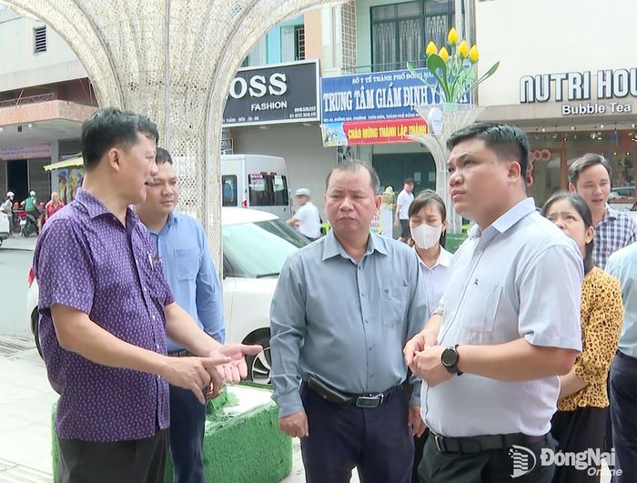 Đoàn khảo sát thực tế một số trụ sở làm việc, cơ sở nhà, đất đang dôi dư, bỏ trống trên địa bàn các phường Trấn Biên, Tam Hiệp và Trảng Dài. Ảnh: Văn Đoàn