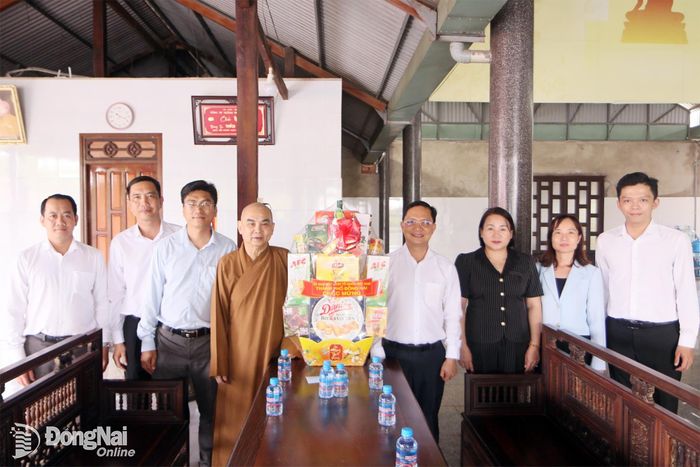 Ủy viên Ban Thường vụ Thành ủy, Phó Chủ tịch Thường trực Ủy ban MTTQ Việt Nam thành phố Hà Anh Dũng cùng đoàn công tác tặng quà Hòa thượng Thích Tĩnh Cường, Phó Trưởng ban Thường trực Ban Trị sự Giáo hội Phật giáo Việt Nam thành phố Đồng Nai. Ảnh: Văn Truyên