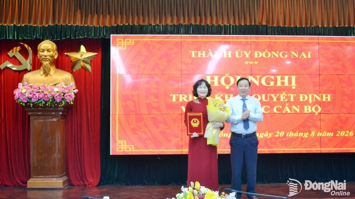 Phó Bí thư Thành ủy, Chủ tịch UBND thành phố Nguyễn Văn Út trao quyết định của Thủ tướng Chính phủ đối với đồng chí Nguyễn Thị Cát Tiên. Ảnh: Phương Hằng