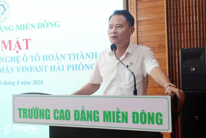 Bí thư Đảng uỷ, Hiệu trưởng Trường Cao đẳng Miền Đông Bùi Đình Ninh phát biểu tại buổi họp mặt. Ảnh: Duy Khánh