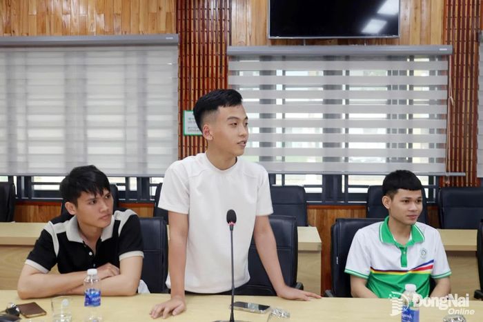 Học sinh, sinh viên phát biểu ý kiến tại buổi họp mặt. Ảnh: Duy Khánh