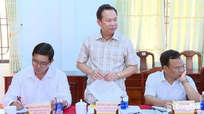 Thành viên đoàn giám sát phát biểu ý kiến tại buổi làm việc. Ảnh: Nguyễn Tấn