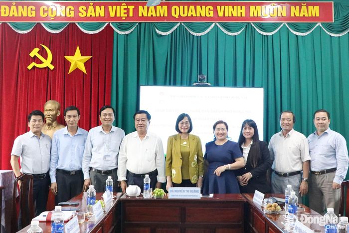 Thành ủy viên, Phó Chủ tịch UBND thành phố Nguyễn Thị Hoàng chụp hình lưu niệm cùng đoàn đại biểu trước khi tham dự Đại hội Liên minh hợp tác xã Việt Nam. Ảnh: Tố Tâm