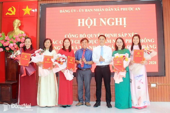 Lãnh đạo xã Phước An trao quyết định thành lập các trường sau sắp xếp. Ảnh: Đoàn Mai