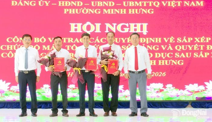 Lãnh đạo phường Minh Hưng trao quyết định cho Ban giám hiệu Trường tiểu học Minh Hưng. Ảnh: Tiến Công