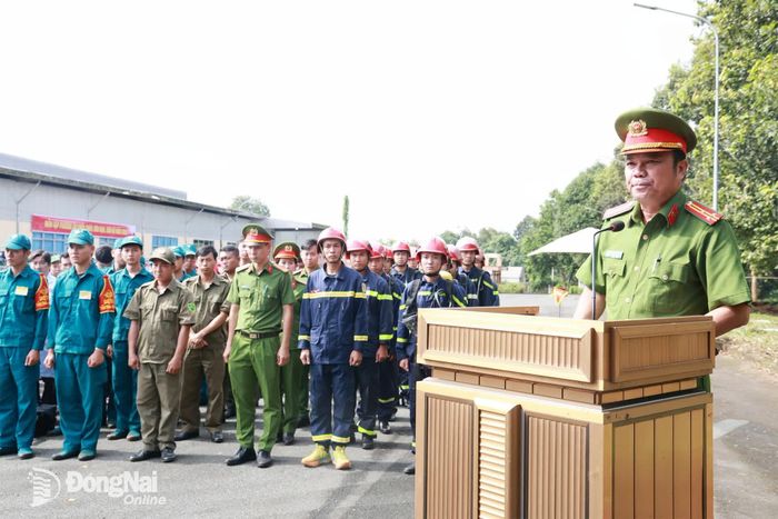 Đồng chí Thượng tá Nguyễn Minh Tàu – Phó trưởng phòng Cảnh sát PCCC và CNCH Công an thành phố Đồng Nai phát biểu chỉ đạo diễn tập.