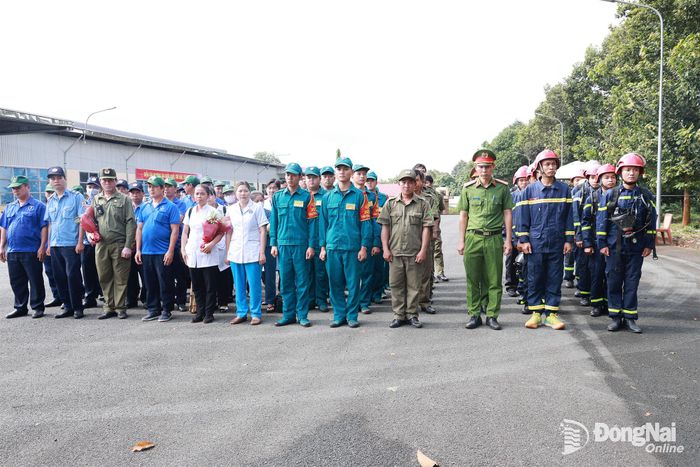 Lãnh đạo Phòng Cảnh sát PCCC và CNCH Công an thành phố Đồng Nai chúc mừng các lực lượng tham gia diễn tập.