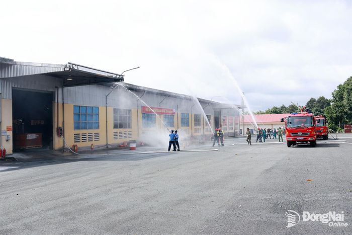 Phòng Cảnh sát PCCC và CNCH Công an thành phố Đồng Nai tổ chức diễn tập phương án chữa cháy, cứu nạn, cứu hộ tại Xưởng chế biến mủ cao su Lộc Hiệp.