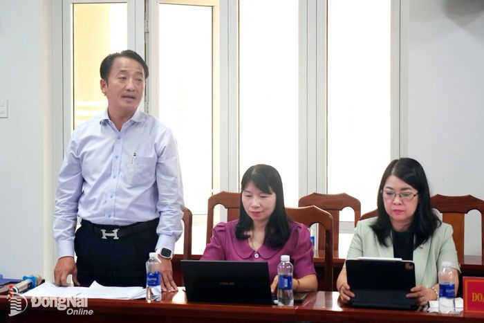 Thành viên đoàn giám sát nêu ý kiến tại buổi làm việc. Ảnh: Hạnh Dung