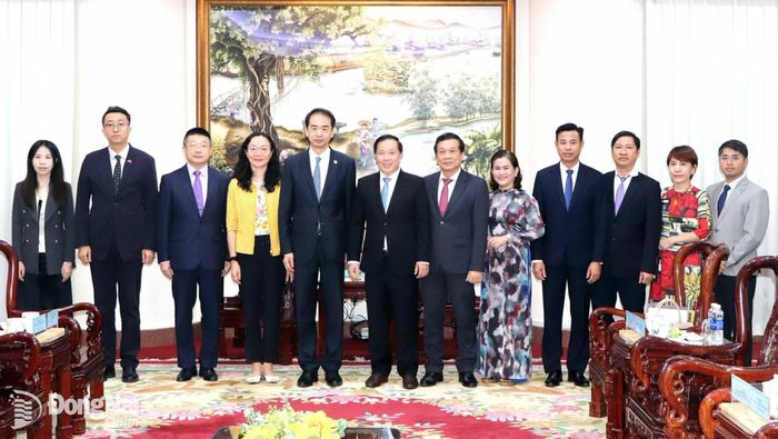 Lãnh đạo thành phố cùng các sở, ban, ngành chụp hình lưu niệm với Đoàn công tác Đại sứ quán Trung Quốc tại Việt Nam. Ảnh: Ngọc Liên