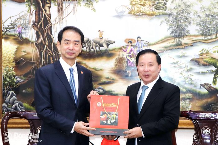 Phó Bí thư Thành ủy, Chủ tịch UBND thành phố Đồng Nai Nguyễn Văn Út tặng đặc sản hạt điều của Đồng Nai cho Đại sứ Trung Quốc tại Việt Nam. Ảnh: Ngọc Liên