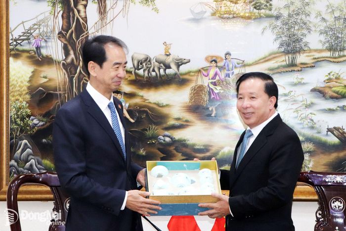Đại sứ Trung Quốc tại Việt Nam Hà Vĩ tặng bộ gốm sứ truyền thống Trung Quốc cho lãnh đạo thành phố Đồng Nai. Ảnh: Ngọc Liên