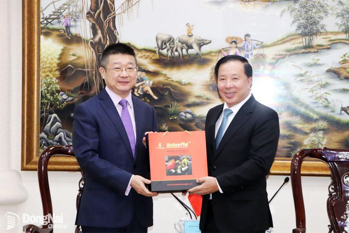 Phó Bí thư Thành ủy, Chủ tịch UBND thành phố Đồng Nai Nguyễn Văn Út tặng đặc sản hạt điều của Đồng Nai cho Tổng Lãnh sự Trung Quốc tại Thành phố Hồ Chí Minh Đường Lập. Ảnh: Ngọc Liên