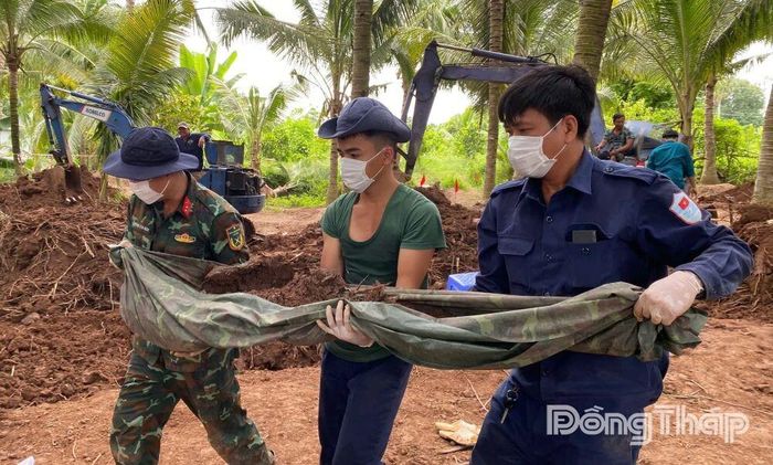 Lực lượng chức năng phát hiện bộ hài cốt.