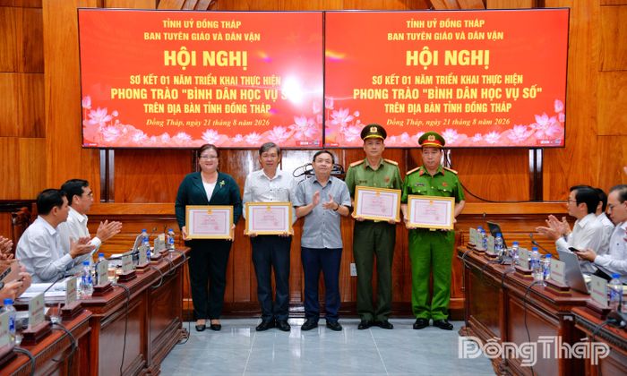 Đồng chí Phan Văn Thắng trao Bằng khen cho các tập thể.